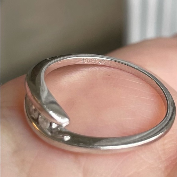 SOLD! 10K solid white gold diamond trilogy bypass ring - Picture 5 of 6